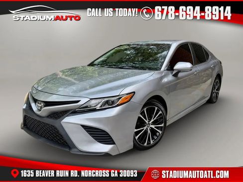 Used 2020 Toyota Camry SE w/ Convenience Package FWD image 1