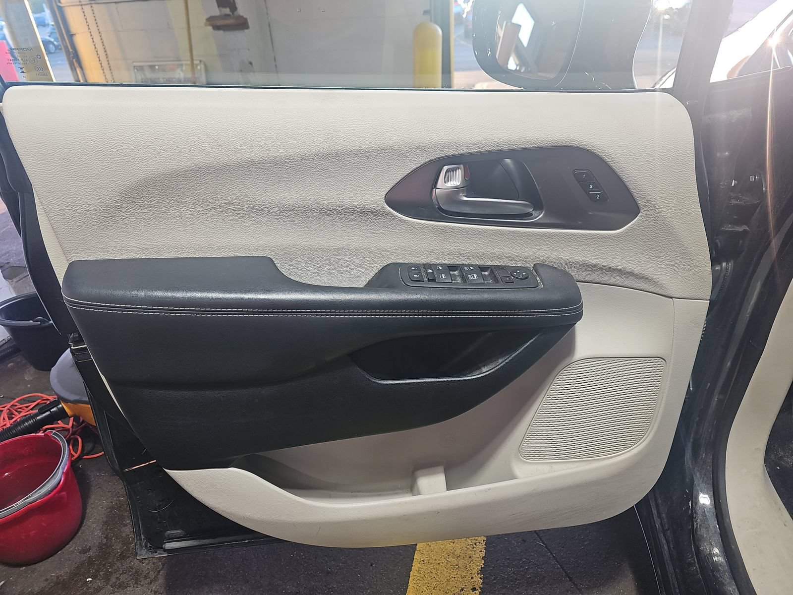 Used 2024 Chrysler Pacifica Touring-L FWD image 18