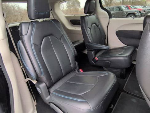 Used 2021 Chrysler Pacifica Touring-L image 21