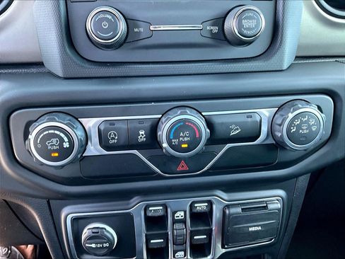 Used 2018 Jeep Wrangler Unlimited Sport S AWD/4WD image 37