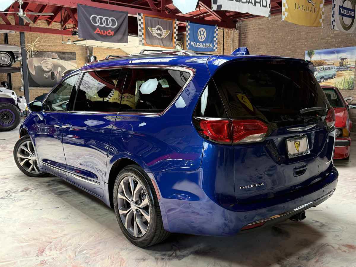 Used 2018 Chrysler Pacifica Limited w/ Tire & Wheel Group FWD image 6