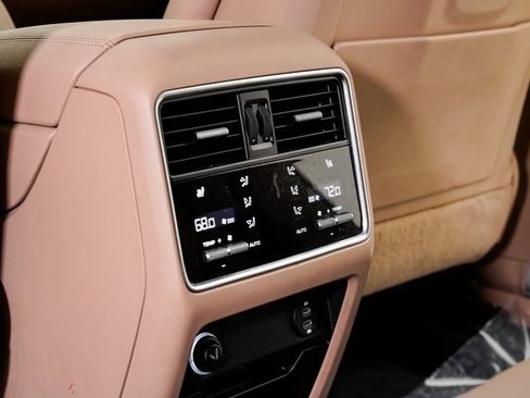 Used 2023 Porsche Cayenne Platinum Edition image 27