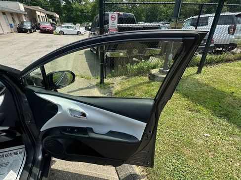 Used 2017 Toyota Prius Two w/ Prius Two Safety Plus Package FWD image 29