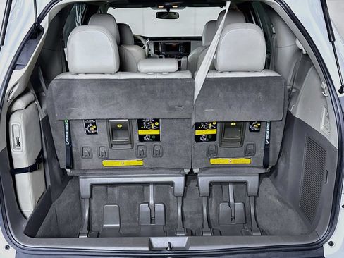 Used 2011 Toyota Sienna XLE w/ Premium Pkg FWD image 21
