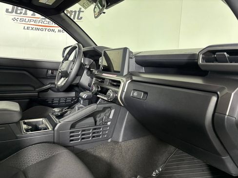 Used 2025 Toyota 4Runner SR5 AWD/4WD image 32