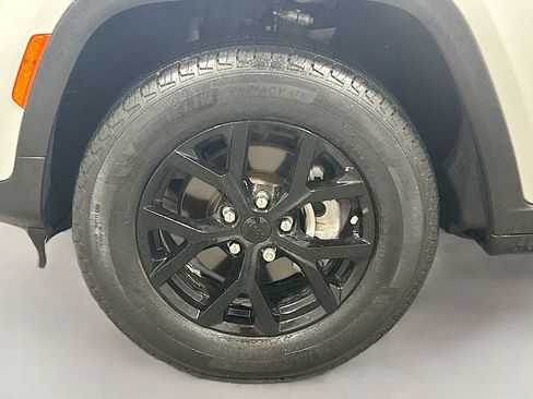 Used 2025 Jeep Grand Cherokee Altitude RWD image 29