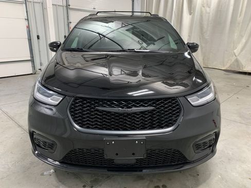 Used 2025 Chrysler Pacifica Limited image 34