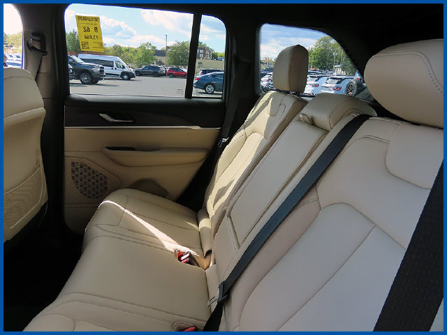 Used 2023 Jeep Grand Cherokee Limited AWD/4WD image 10