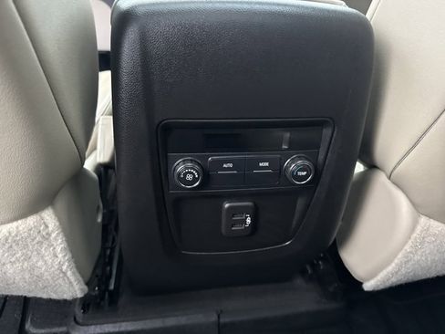 Used 2019 Buick Enclave Essence image 17