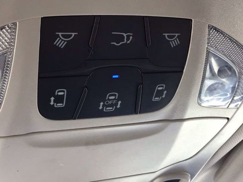 Used 2023 Chrysler Pacifica Limited image 32