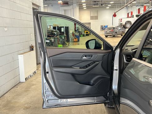 Used 2023 Nissan Rogue SV w/ SV Premium B Package image 9