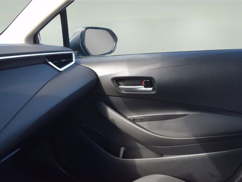 Used 2021 Toyota Corolla LE FWD image 16