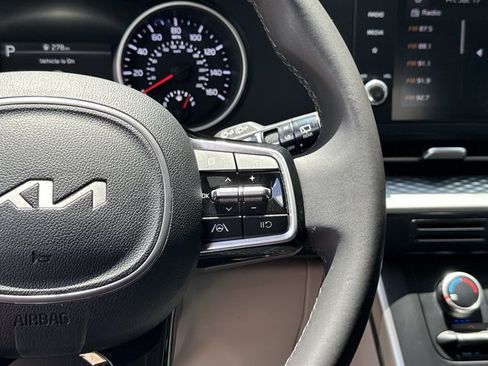Certified 2024 Kia Carnival LX FWD image 32