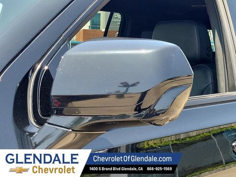 Used 2025 Chevrolet Suburban Z71 AWD/4WD image 19