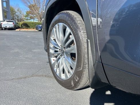 Used 2024 Toyota Highlander Platinum image 10