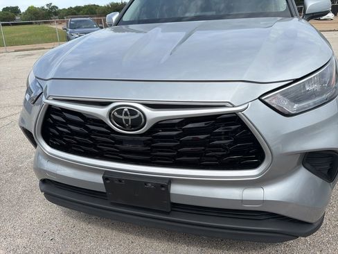 Used 2022 Toyota Highlander L FWD image 2