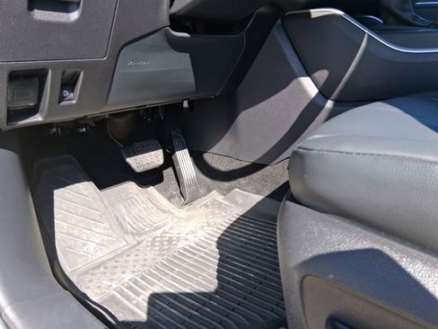 Used 2025 Toyota Highlander XLE AWD/4WD image 6