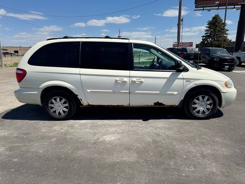 Used 2007 Chrysler Town & Country Touring FWD image 37
