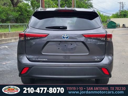 Used 2023 Toyota Highlander XLE FWD image 4
