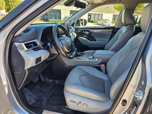 Used 2023 Toyota Highlander Platinum image 17