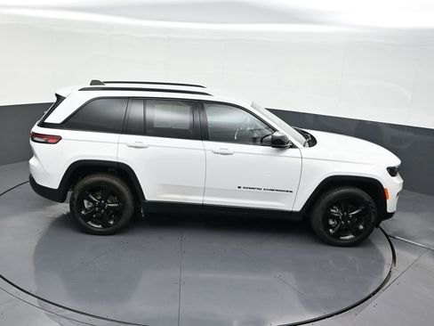 Used 2025 Jeep Grand Cherokee Limited w/ Black Appearance Package image 20