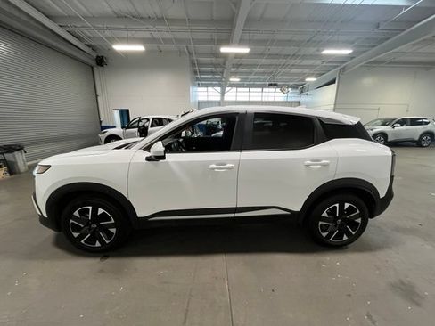 Used 2025 Nissan Kicks SV AWD/4WD image 6