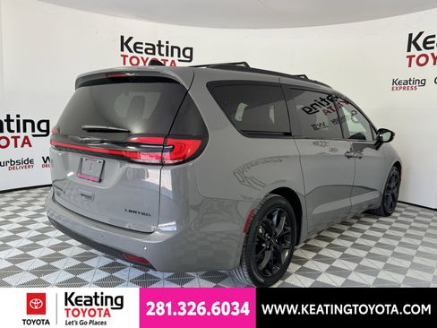 Used 2025 Chrysler Pacifica Limited FWD image 4
