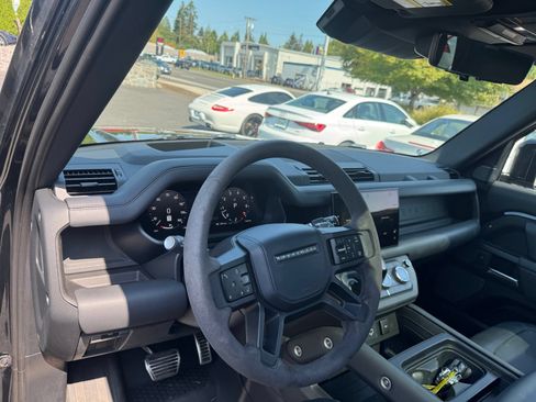 Used 2023 Land Rover Defender 110 V8 AWD/4WD image 4