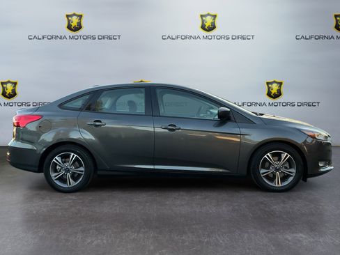 Used 2018 Ford Focus SE w/ SE Appearance Package image 4
