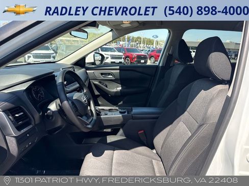 Used 2025 Nissan Rogue SV image 3