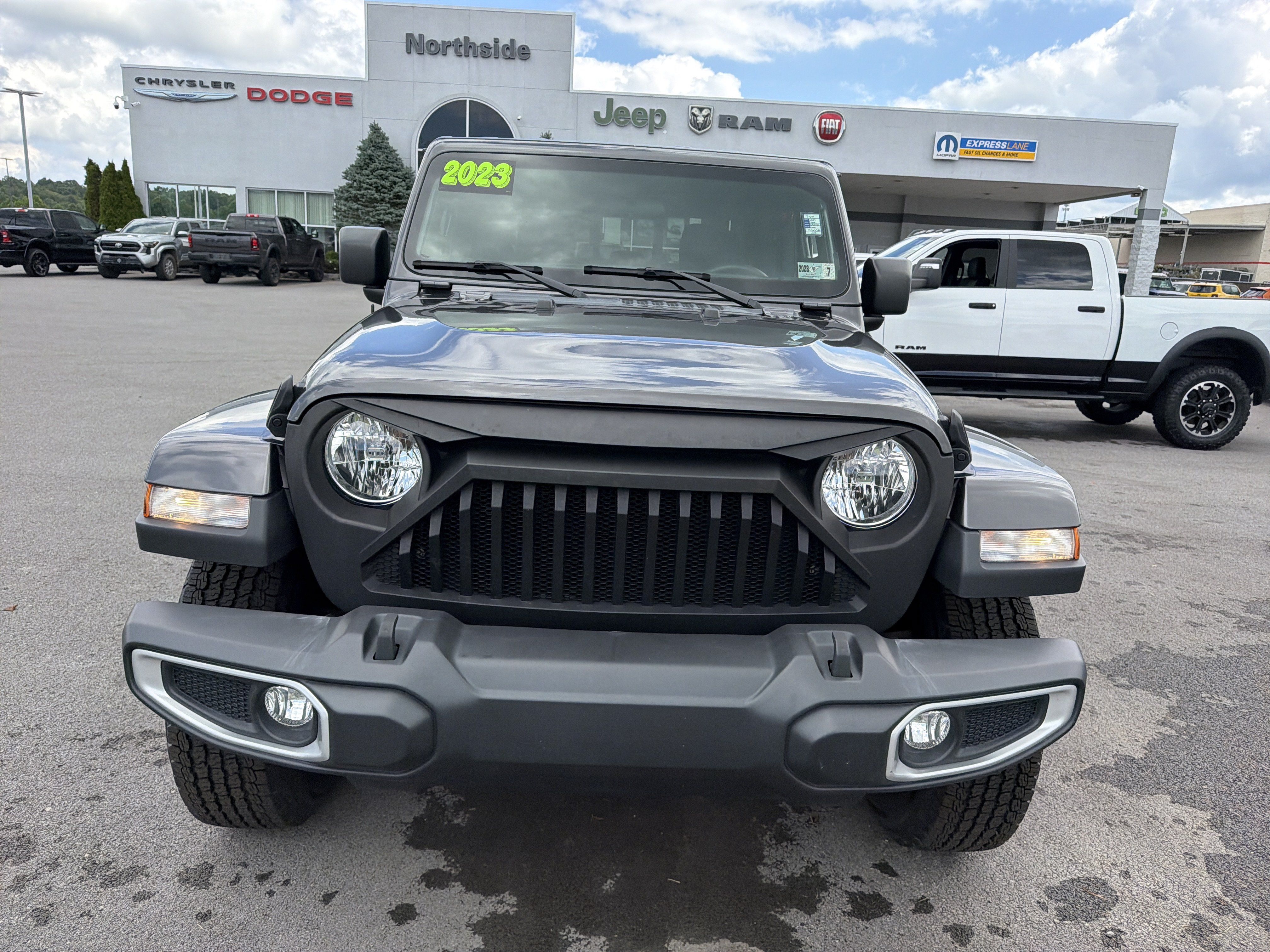Used 2023 Jeep Gladiator Sport AWD/4WD image 2
