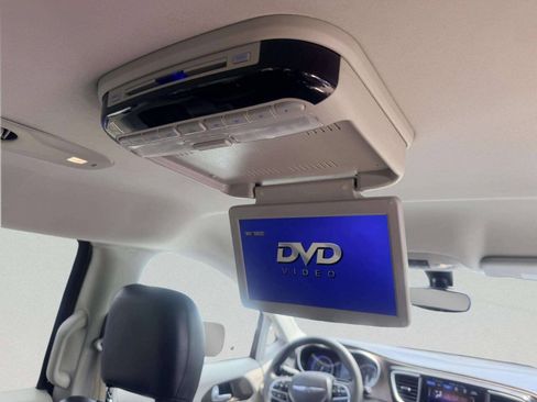 Used 2017 Chrysler Pacifica Touring FWD image 27