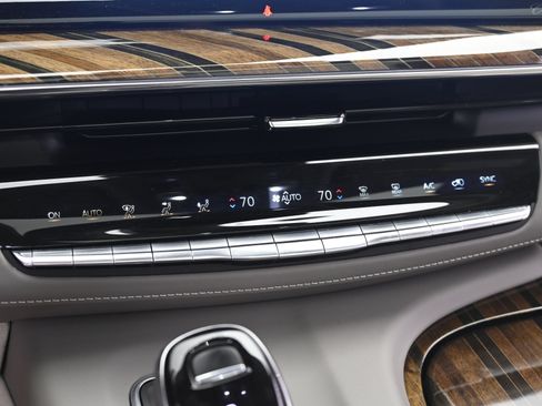 Used 2022 Cadillac Escalade ESV Premium Luxury Platinum AWD/4WD image 35