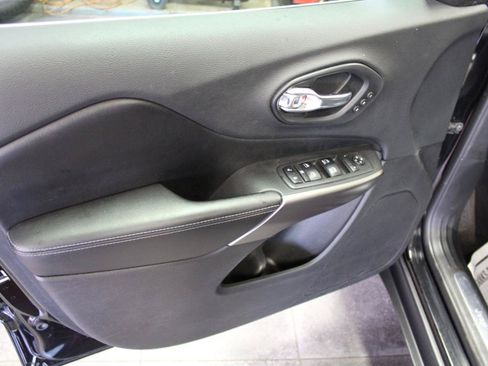 Used 2019 Jeep Cherokee Limited AWD/4WD image 21