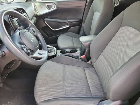 Used 2022 Kia Soul LX image 3