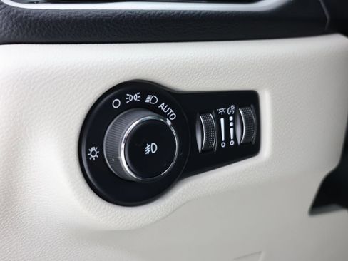 Used 2024 Chrysler Pacifica Touring-L AWD/4WD image 24