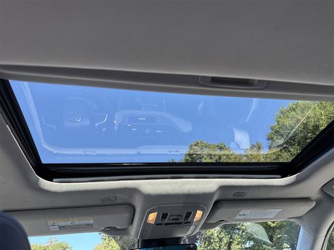 Used 2023 Toyota Highlander Limited image 16