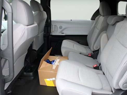 Used 2026 Toyota Sienna LE image 17
