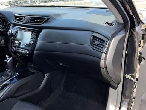 Used 2020 Nissan Rogue SV image 16