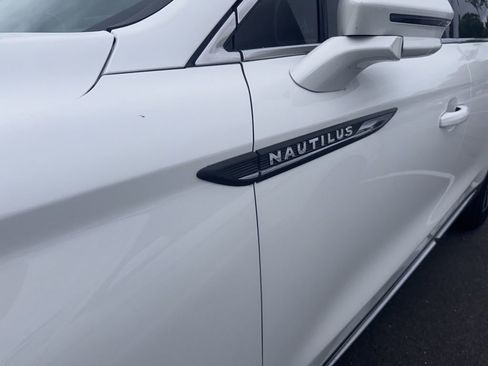 Used 2022 Lincoln Nautilus FWD w/ Premium Package image 3