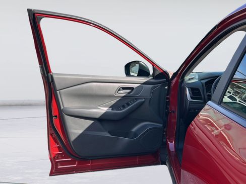 Used 2025 Nissan Rogue S FWD image 11
