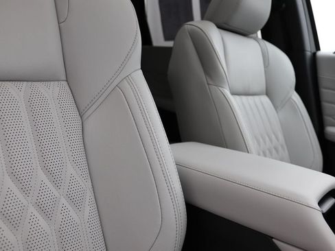Used 2025 Mitsubishi Outlander AWD image 7