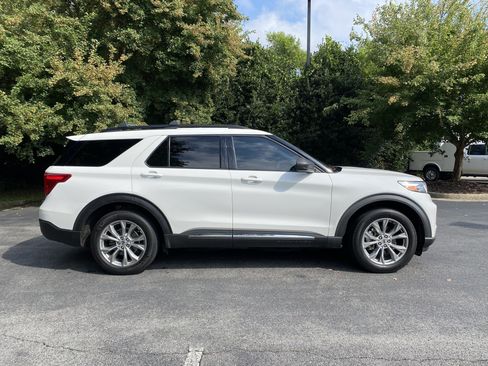 Used 2020 Ford Explorer XLT w/ Equipment Group 202A AWD/4WD image 10