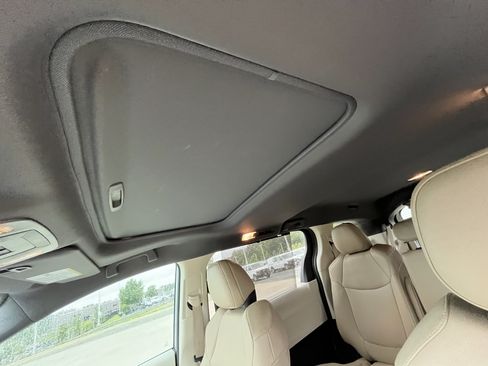 Used 2021 Toyota Sienna XLE FWD image 28