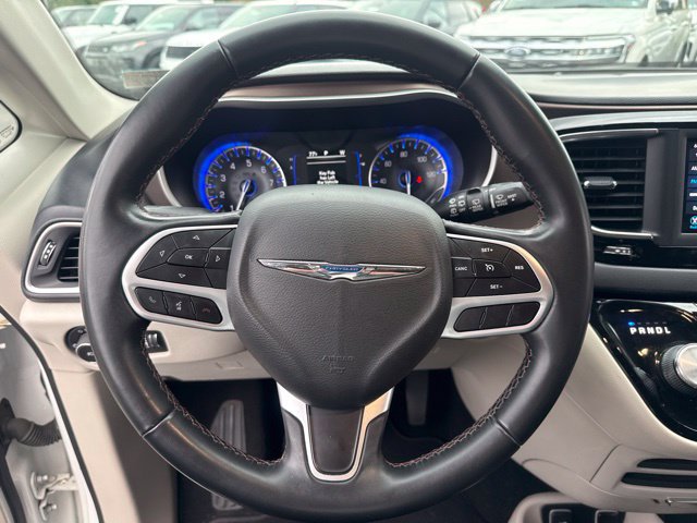 Used 2018 Chrysler Pacifica Touring-L FWD image 17