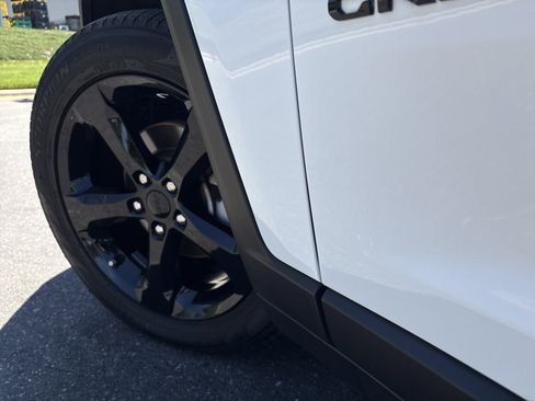 Used 2024 Jeep Grand Cherokee Limited w/ Black Appearance Package image 12