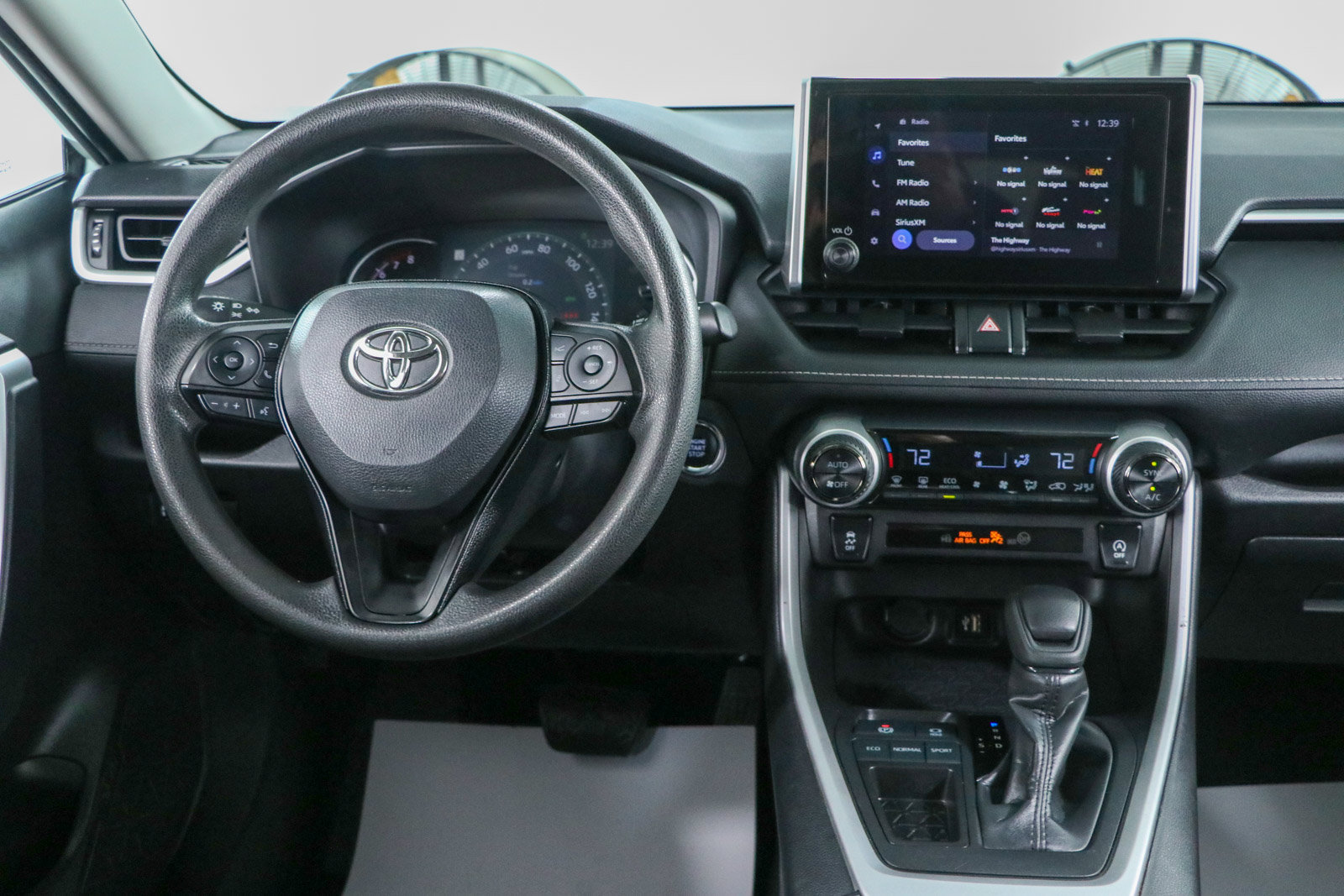 Used 2025 Toyota RAV4 XLE FWD image 17