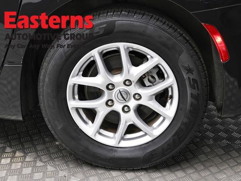 Used 2022 Chrysler Voyager LX image 8