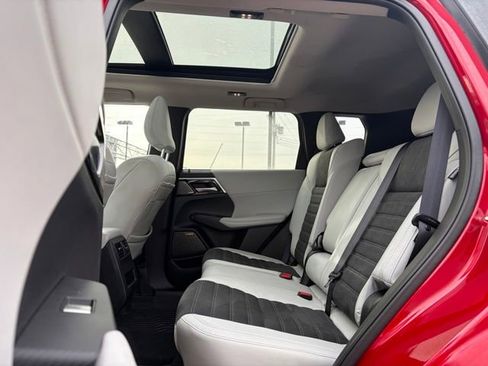 Used 2025 Mitsubishi Outlander SE image 11