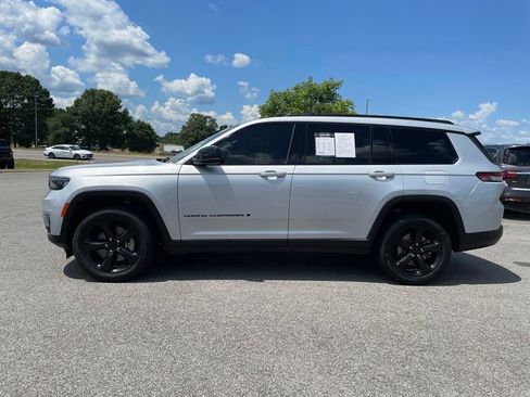 Used 2023 Jeep Grand Cherokee L Limited w/ Black Appearance Package AWD/4WD image 4